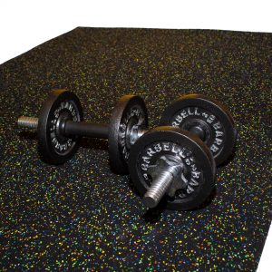 Piso deportivo con pesas
